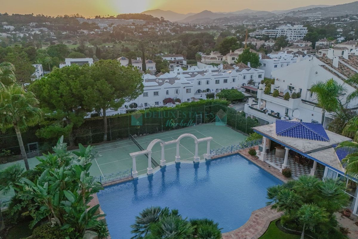 Villa for sale in Nueva Andalucia