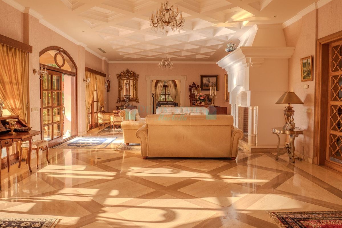 Villa for sale in Nueva Andalucia