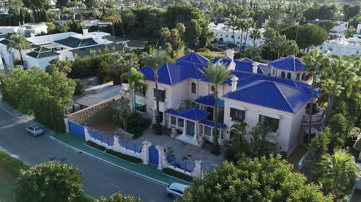 Villa for sale in Nueva Andalucia