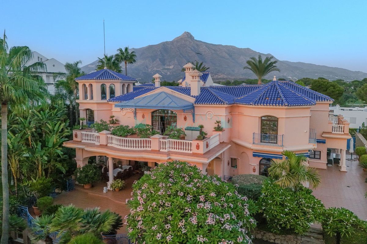 Villa for sale in Nueva Andalucia