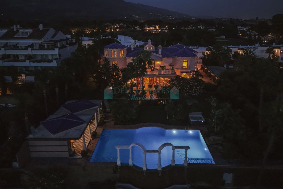 Villa for sale in Nueva Andalucia