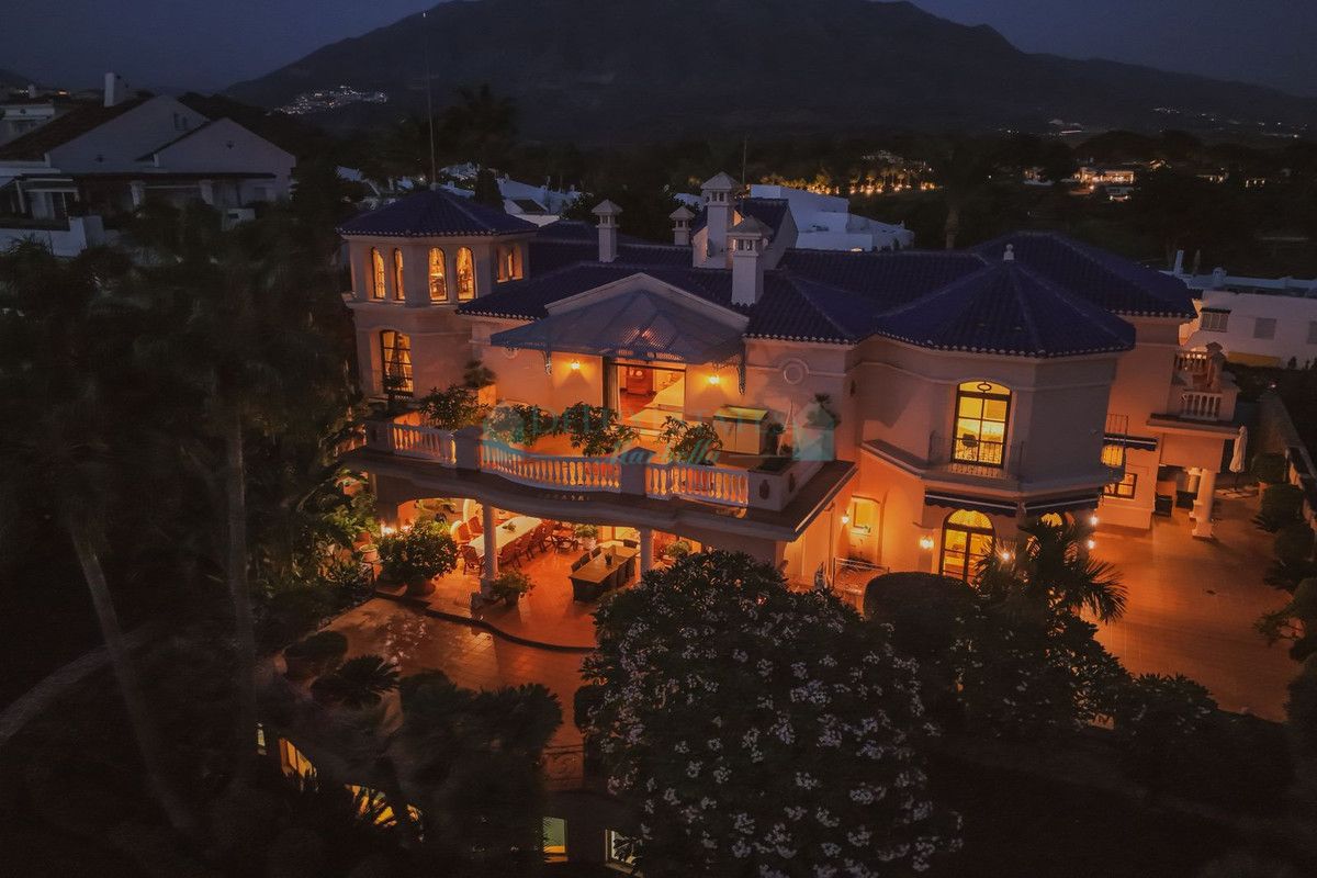 Villa for sale in Nueva Andalucia