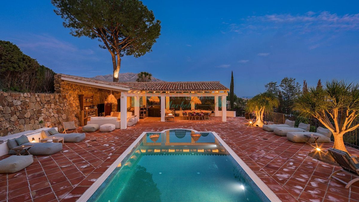 Villa for sale in El Madroñal, Benahavis