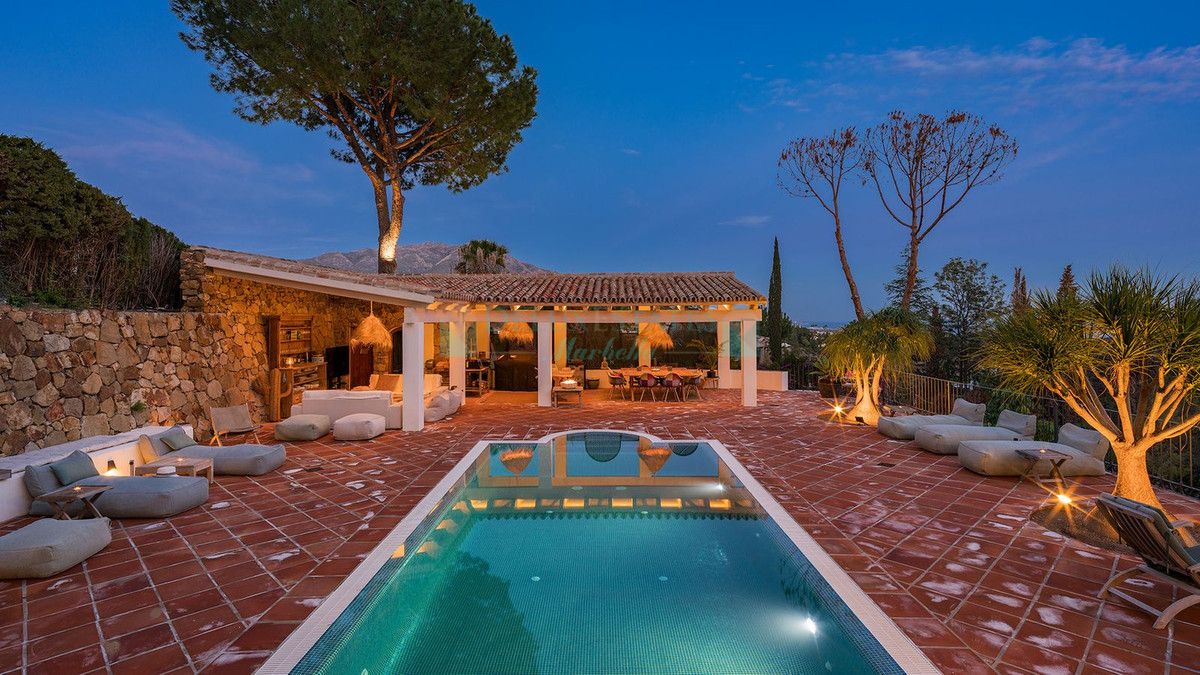 Villa for sale in El Madroñal, Benahavis