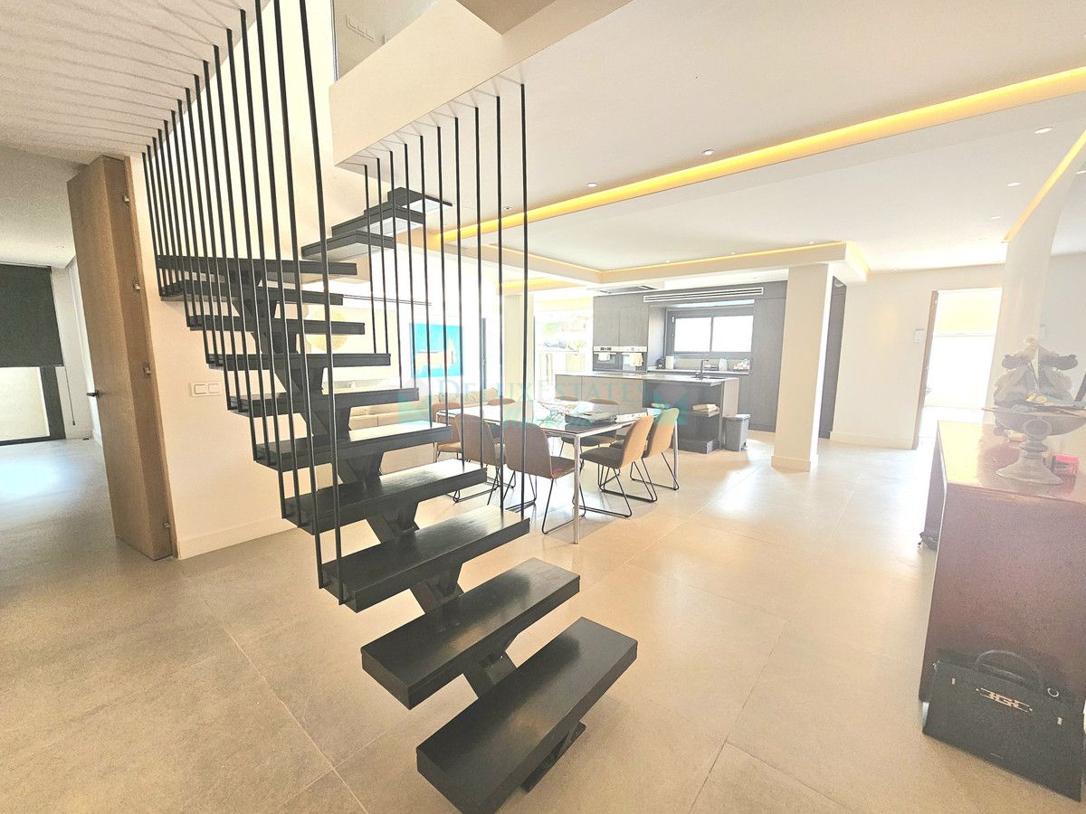 Villa for rent in Costabella, Marbella East