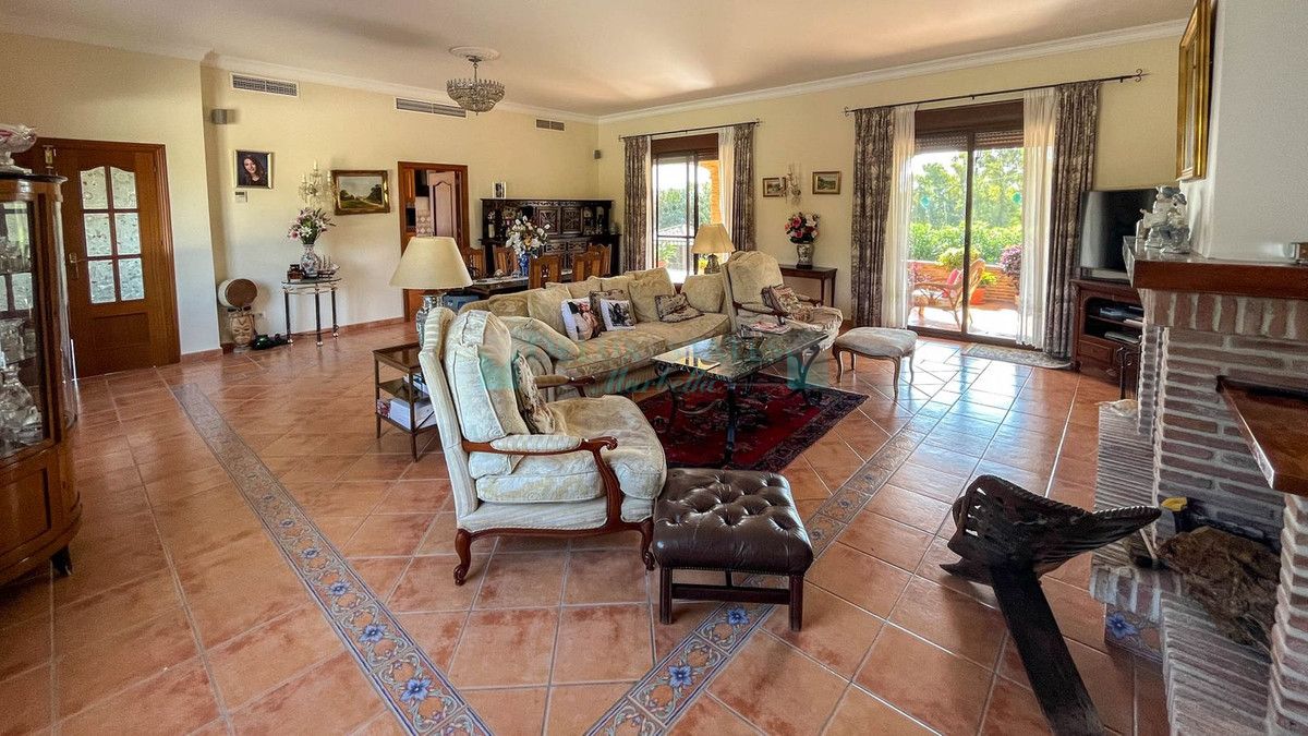 Finca for sale in Estepona