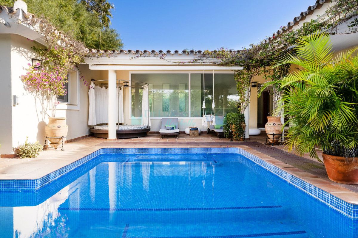 Villa en venta en Elviria, Marbella Este