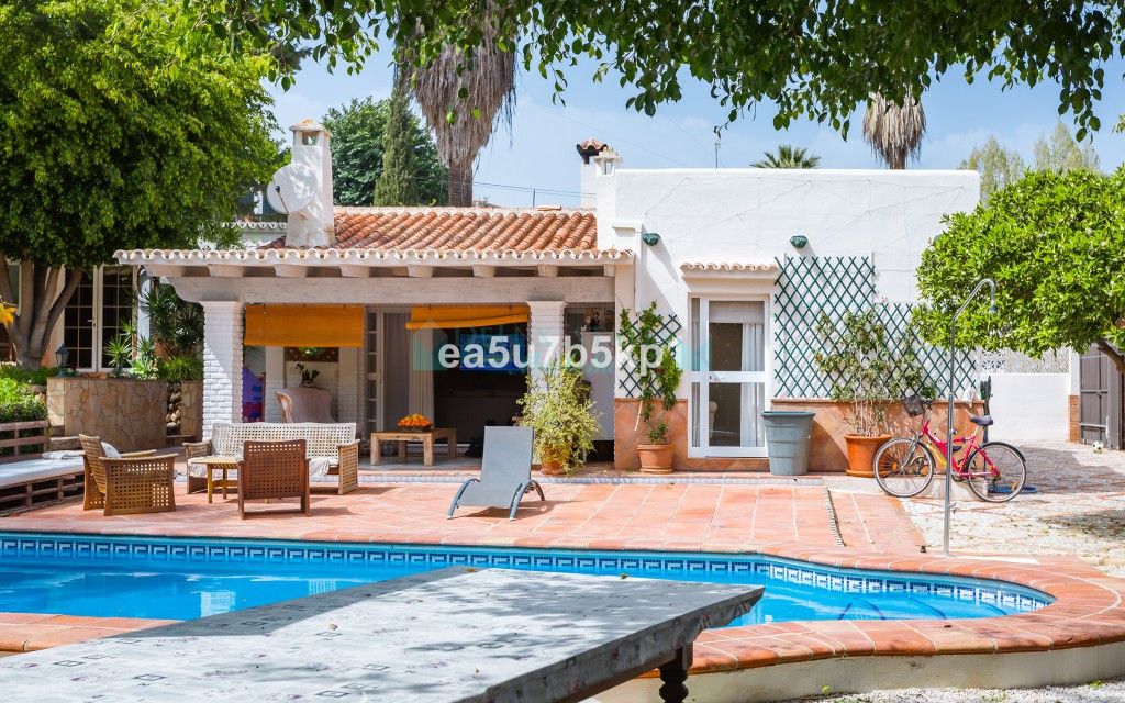 Villa for sale in Nueva Andalucia