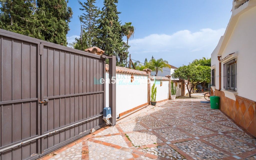 Villa for sale in Nueva Andalucia