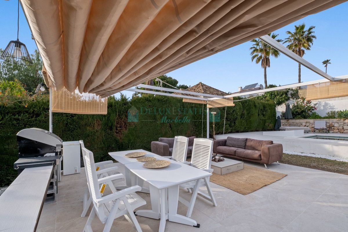 Villa en venta en Elviria, Marbella Este