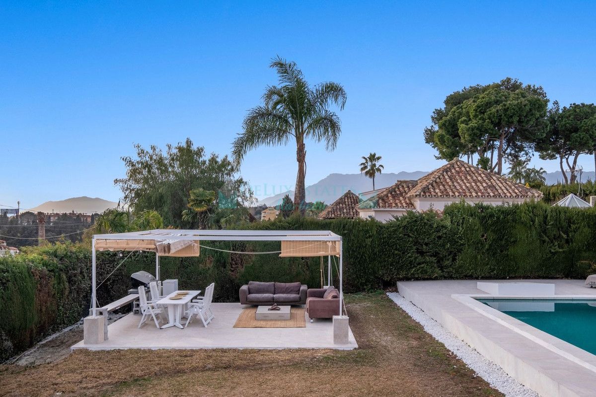 Villa en venta en Elviria, Marbella Este