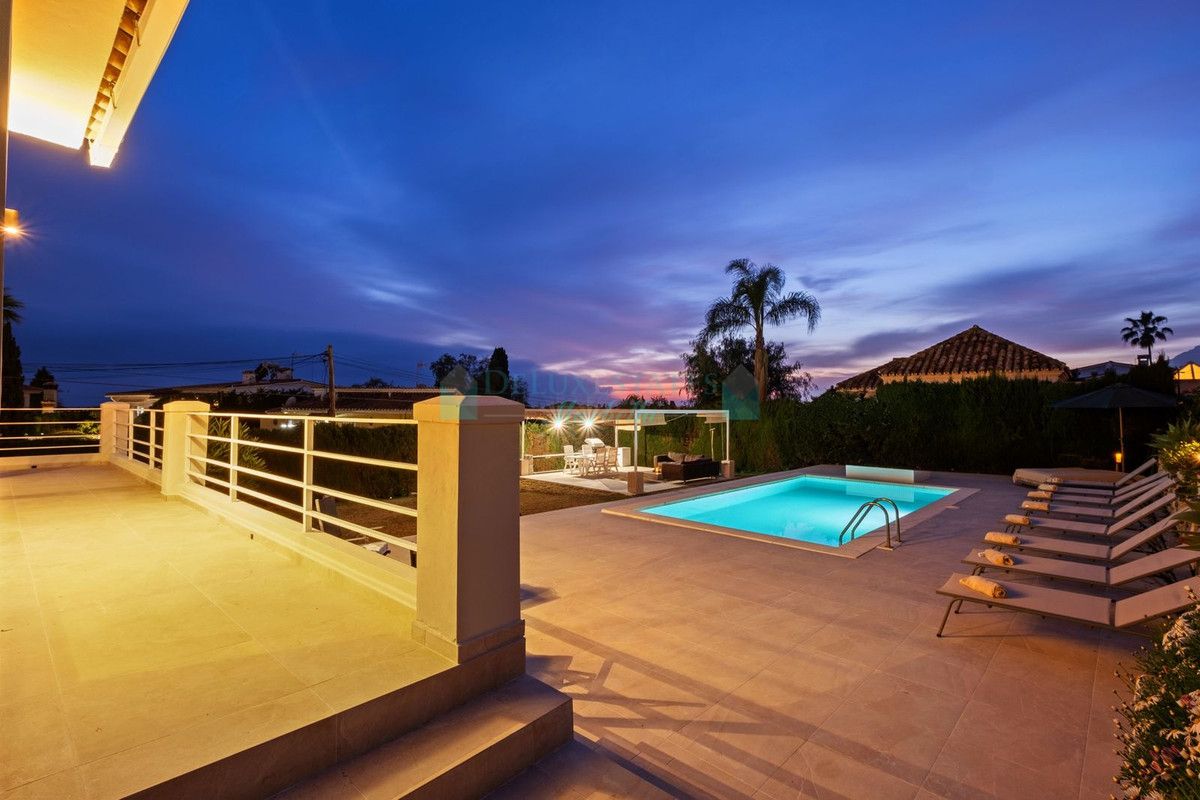 Villa en venta en Elviria, Marbella Este