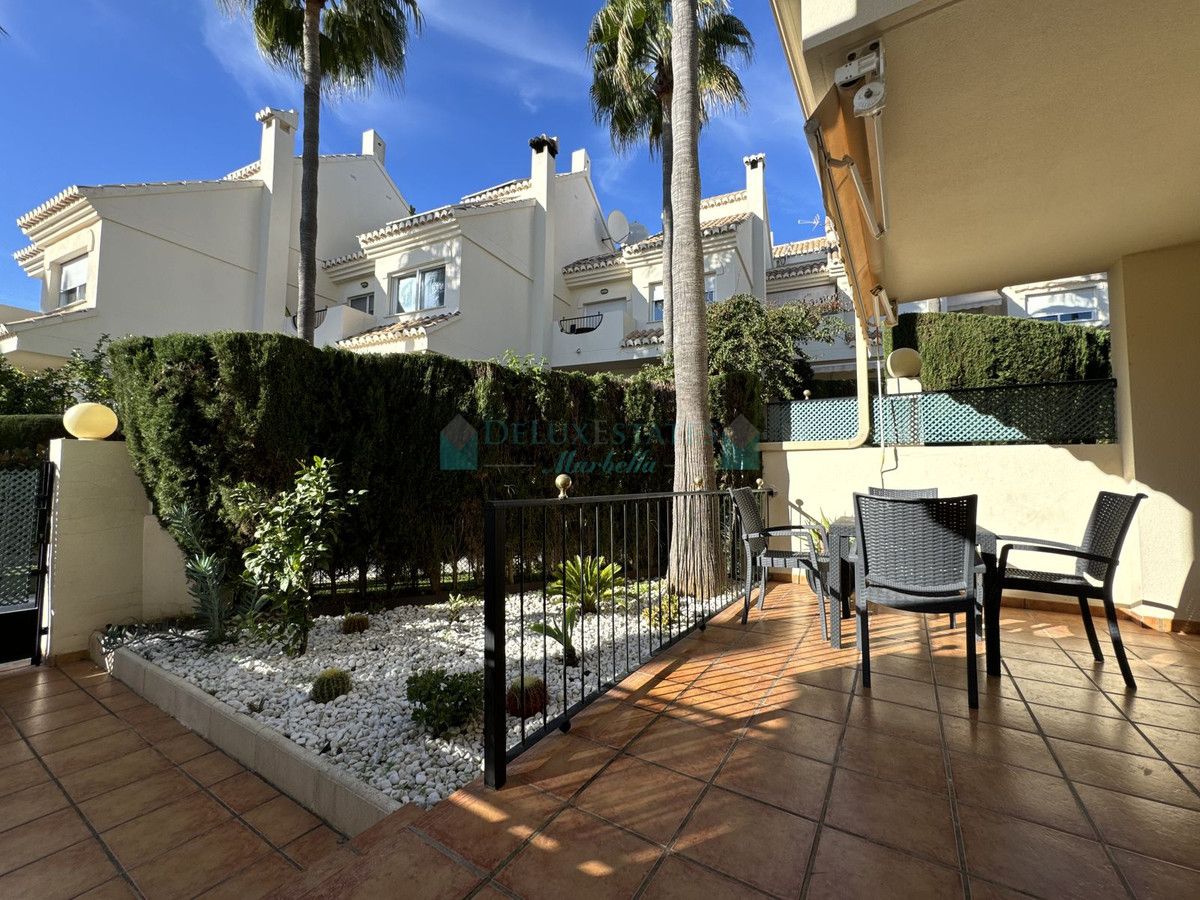 Adosado en alquiler en Las Chapas, Marbella Este