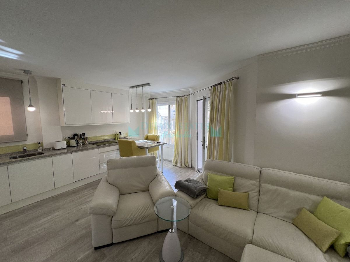 Apartamento Planta Baja en venta en El Paraiso, Estepona