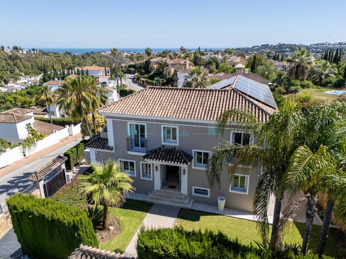 Villa for sale in Nueva Andalucia