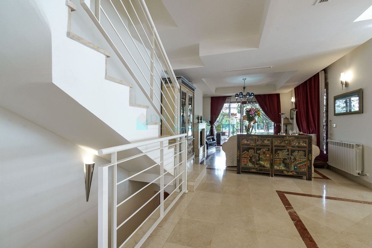 Town House for sale in Nueva Andalucia