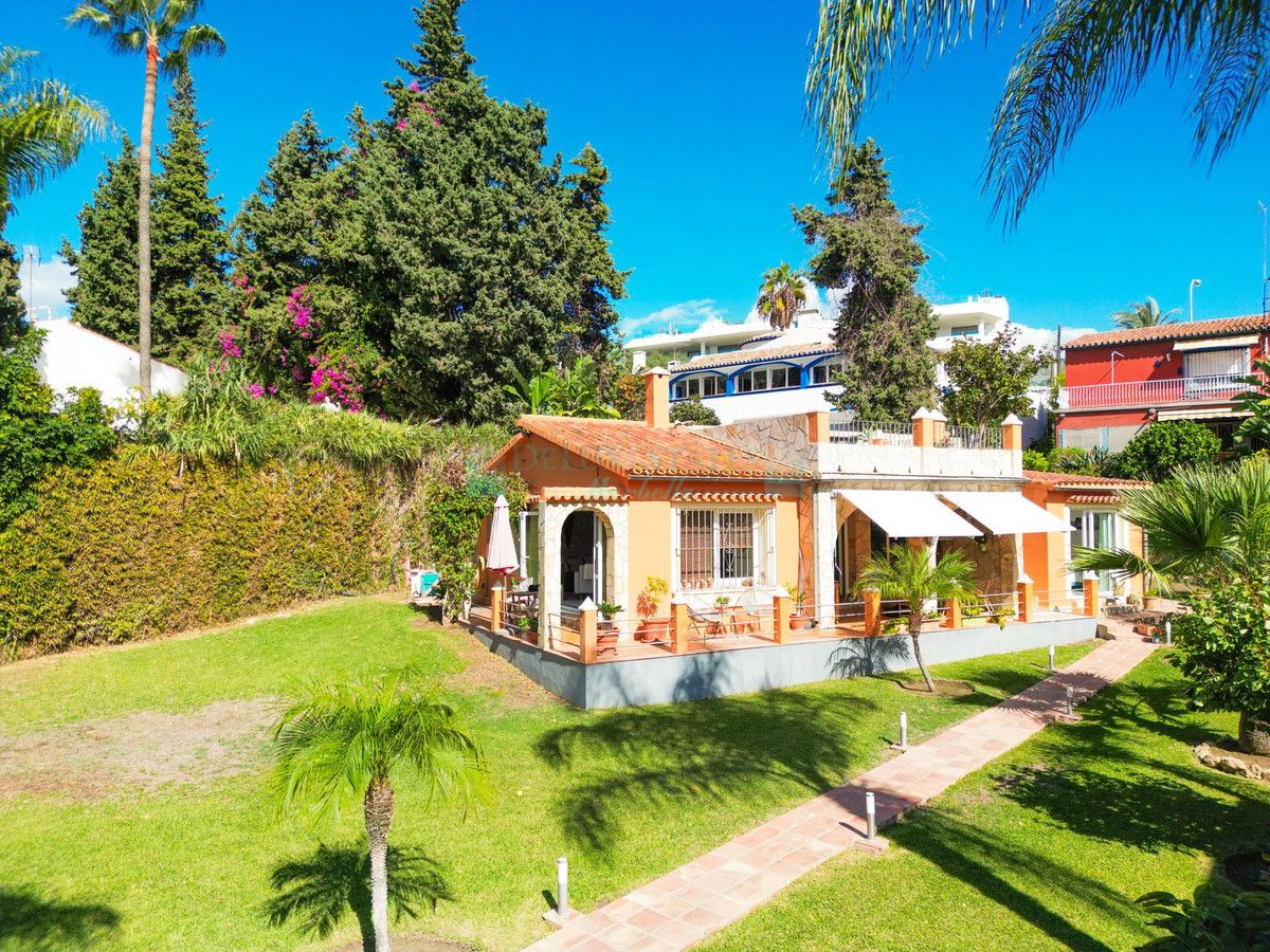 Villa for sale in Nueva Andalucia