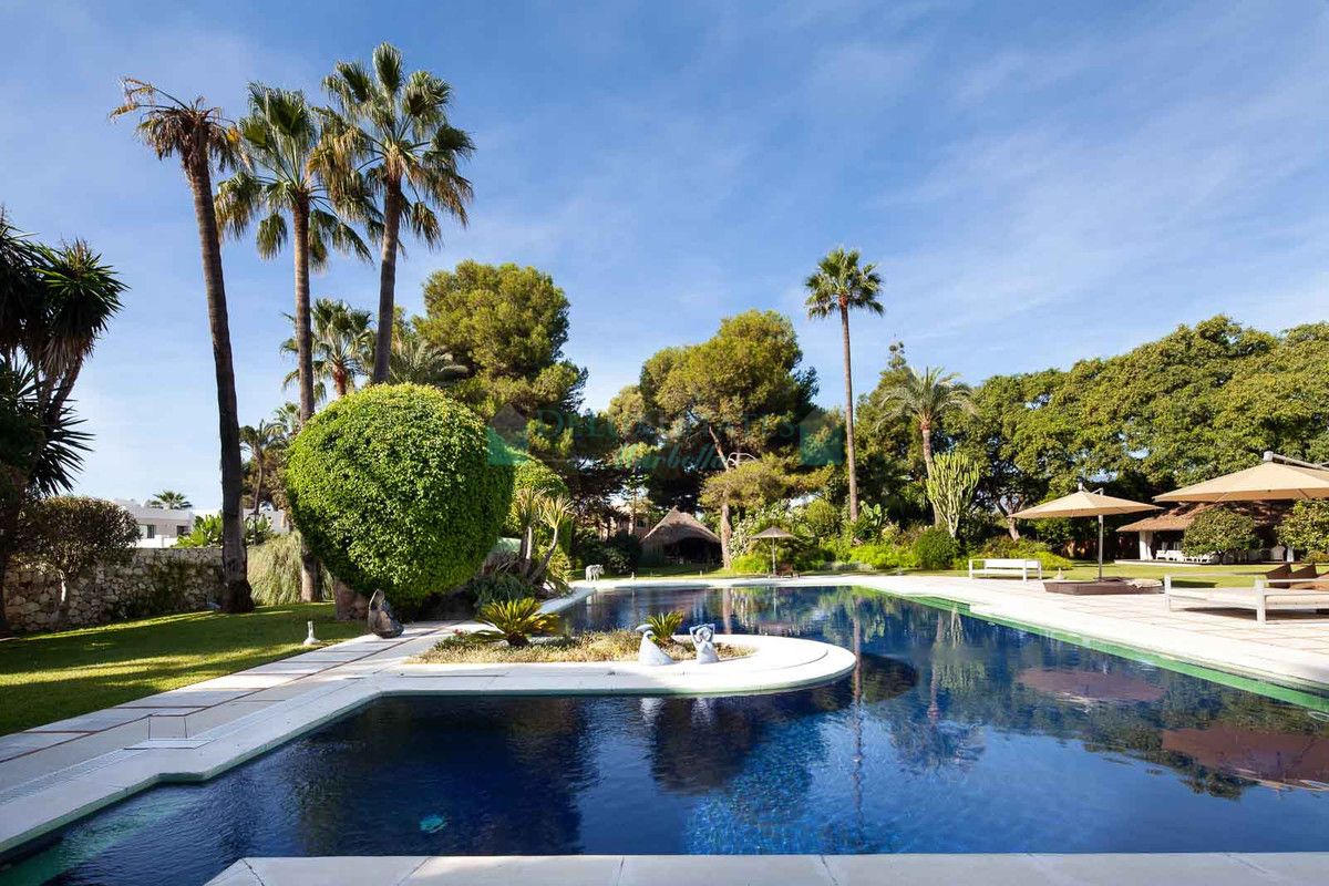 Villa for sale in Estepona