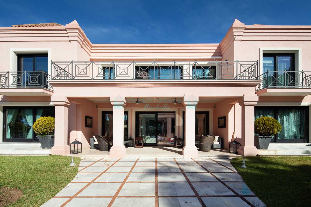 Villa for sale in Estepona