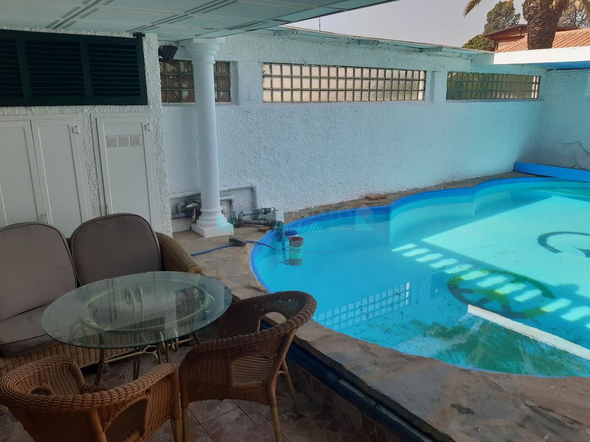 Villa Pareada en venta en El Rosario, Marbella Este