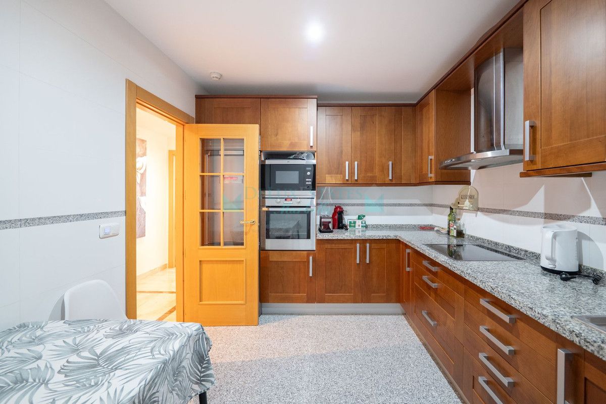 Apartment for rent in New Golden Mile, Estepona