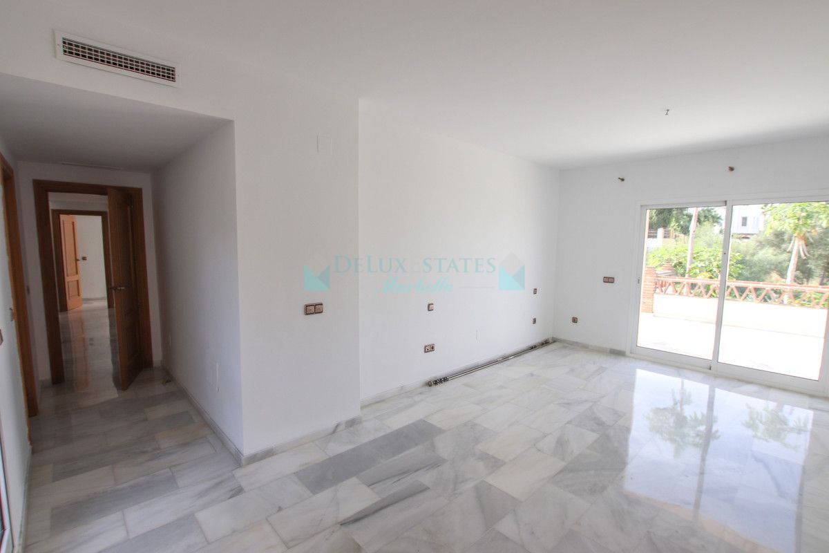 Villa en alquiler en El Rosario, Marbella Este