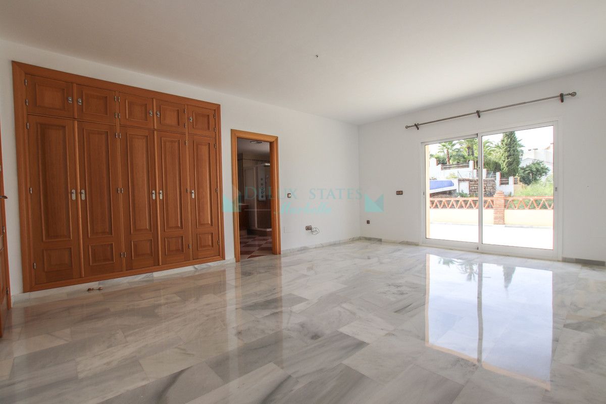 Villa en alquiler en El Rosario, Marbella Este