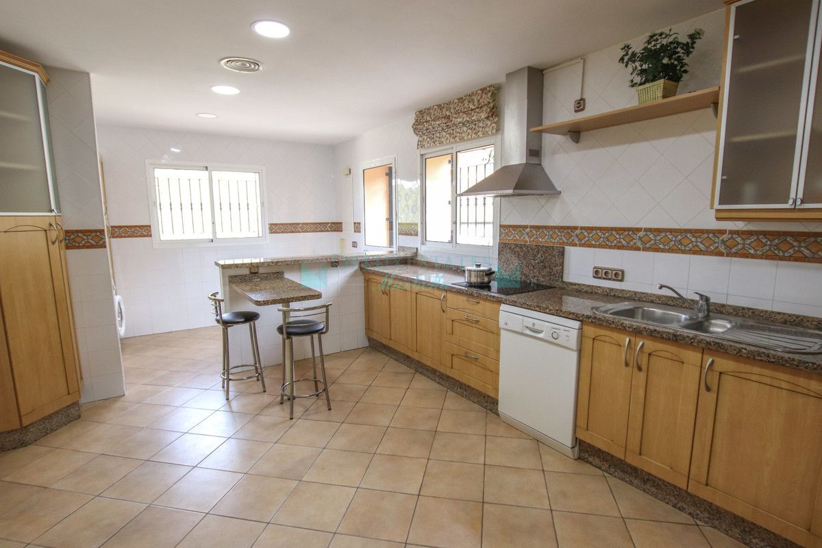 Villa en alquiler en El Rosario, Marbella Este