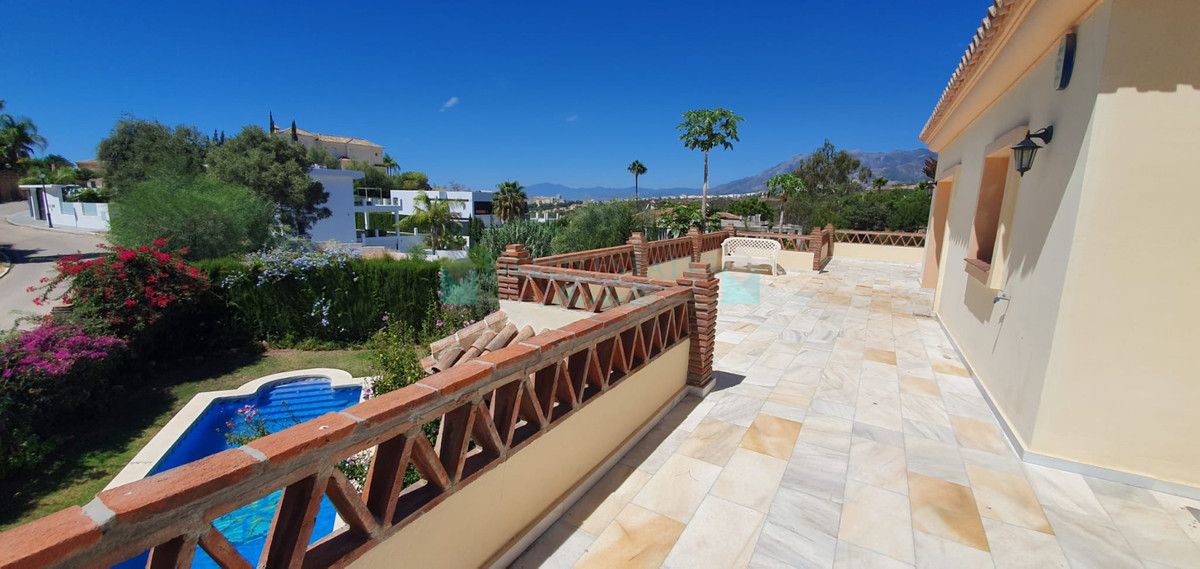 Villa en alquiler en El Rosario, Marbella Este