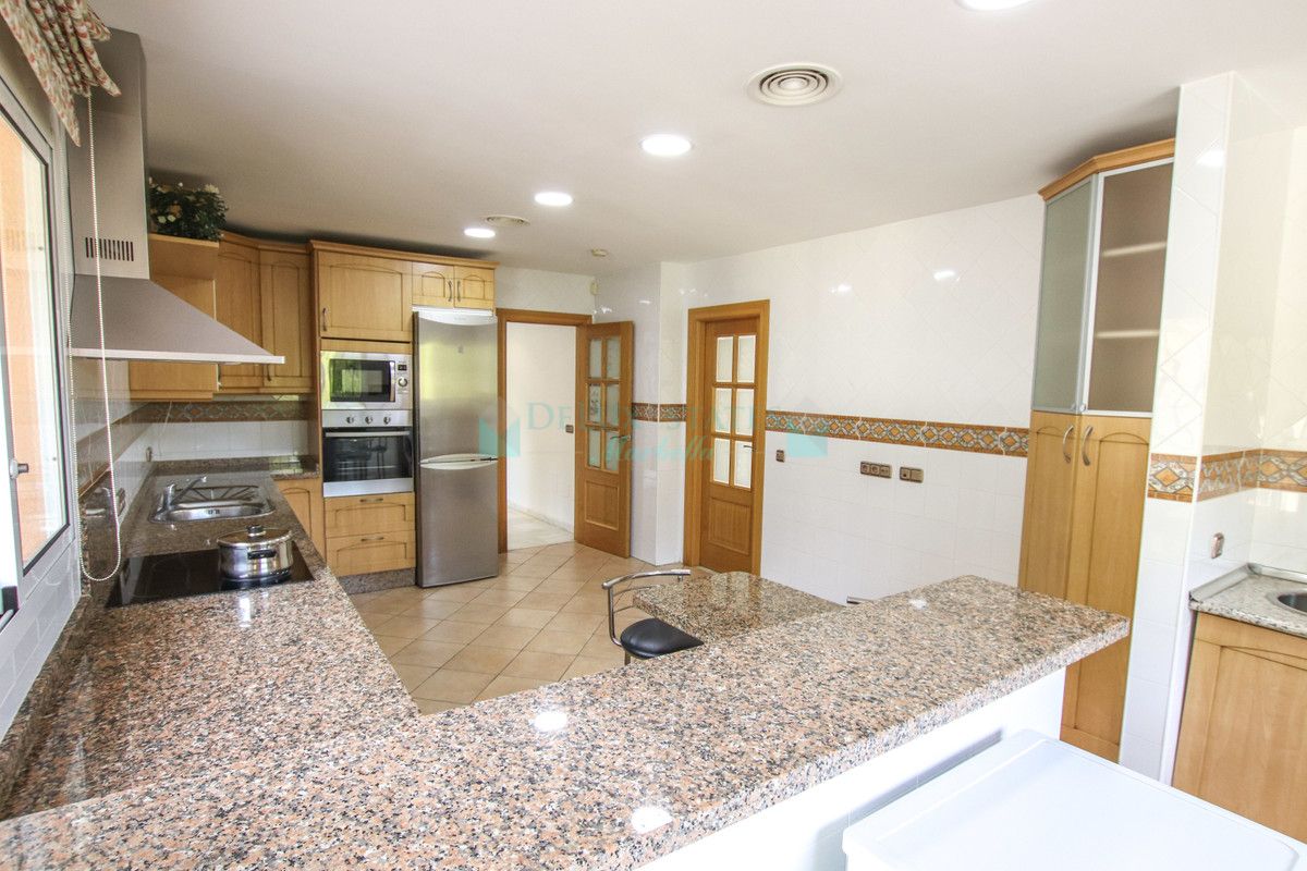 Villa en alquiler en El Rosario, Marbella Este