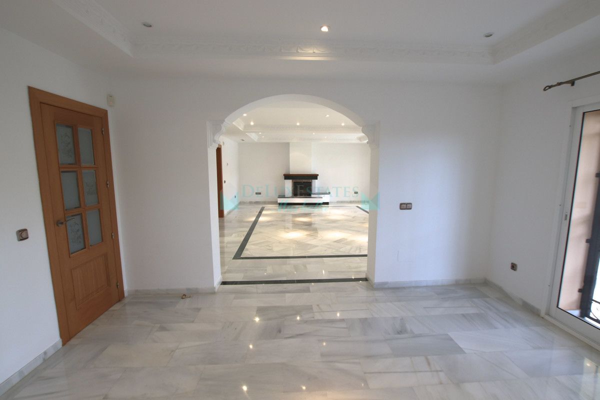 Villa en alquiler en El Rosario, Marbella Este