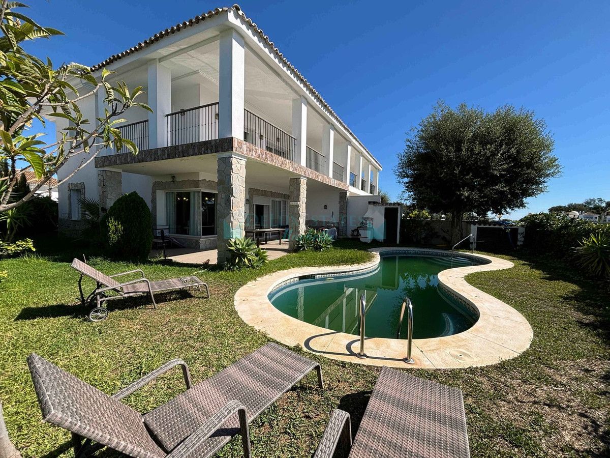 Villa Pareada en venta en La Mairena, Marbella Este