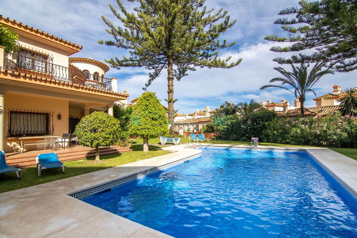 Town House for sale in Estepona