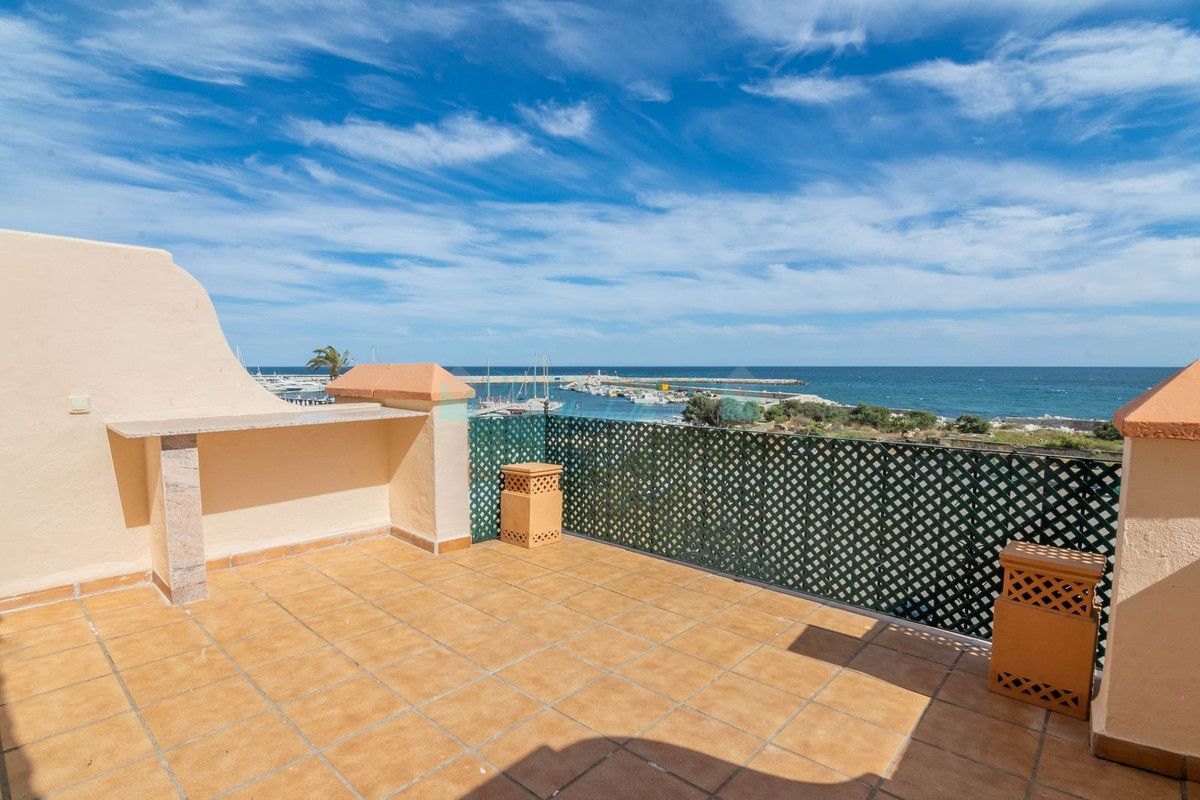 Town House for sale in Estepona