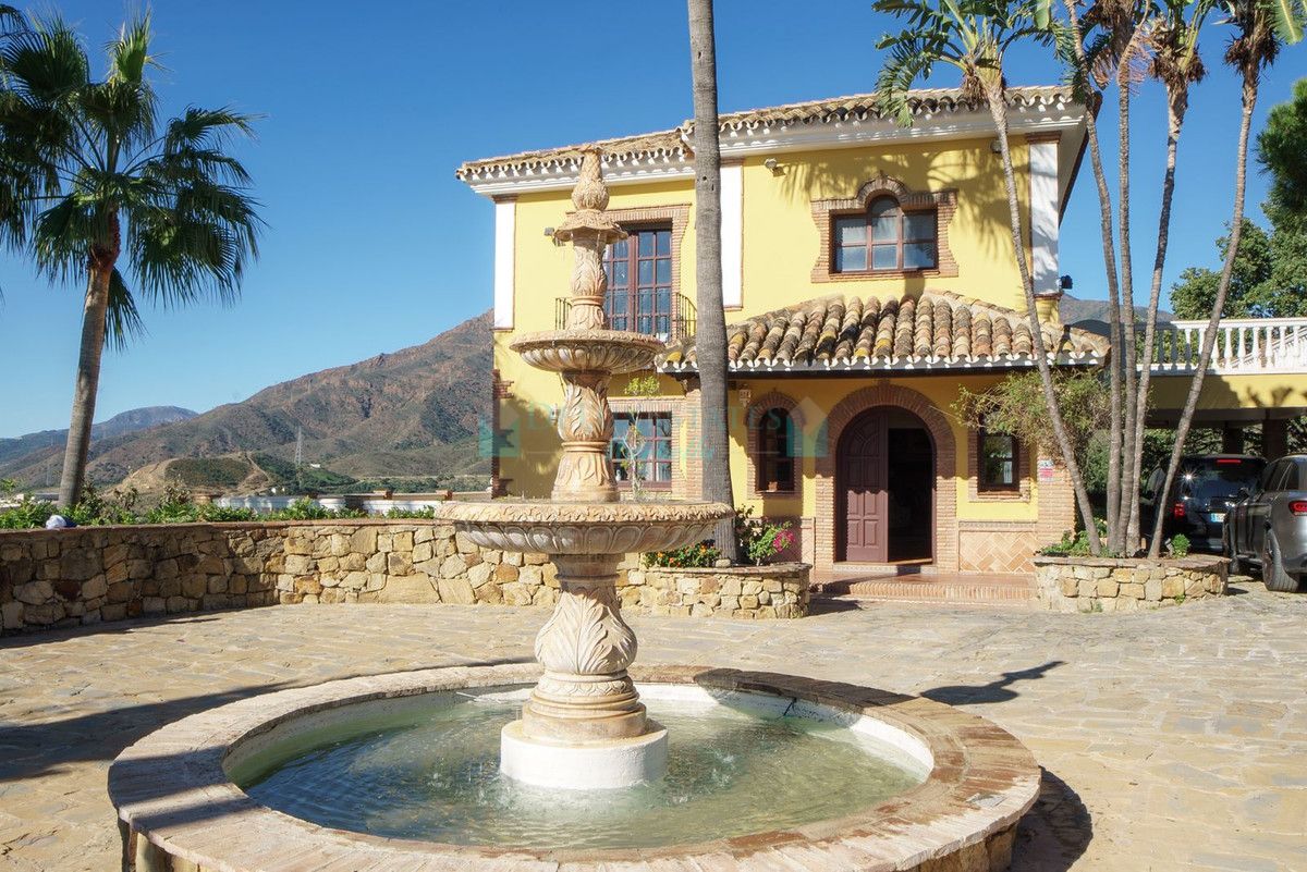 Finca for sale in Estepona