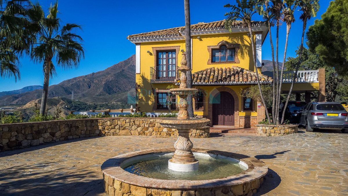 Finca for sale in Estepona