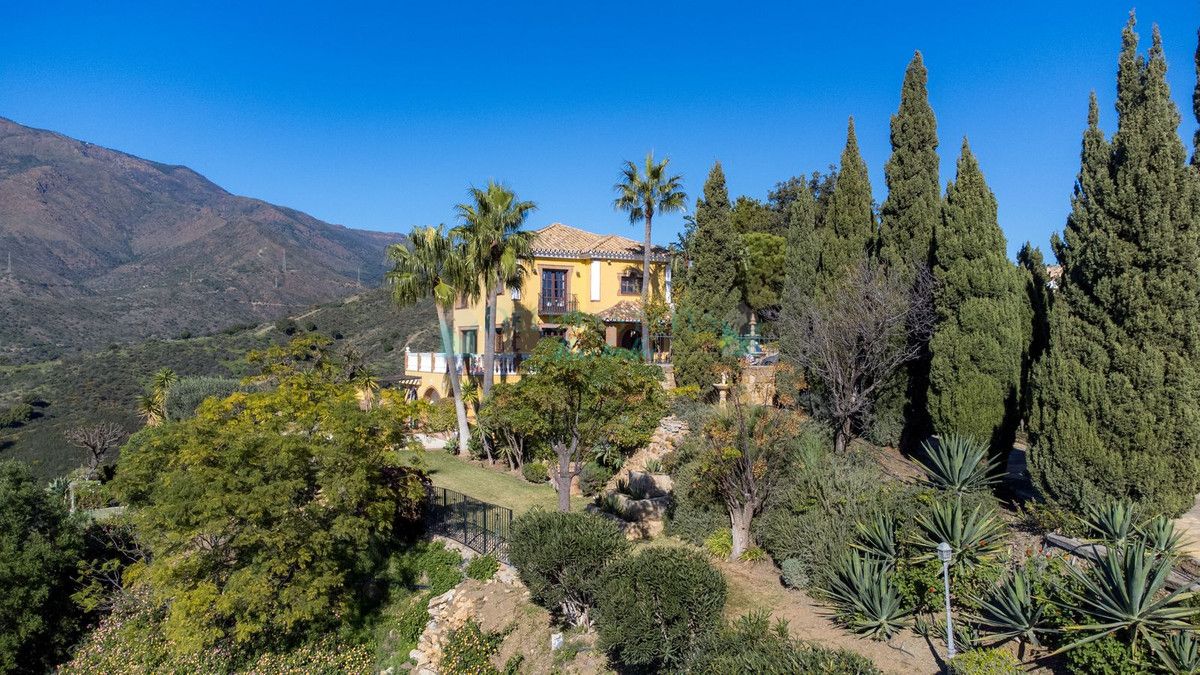 Finca for sale in Estepona