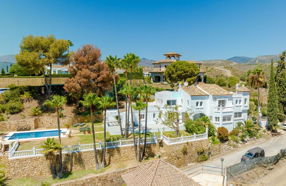 Villa for sale in El Paraiso, Estepona