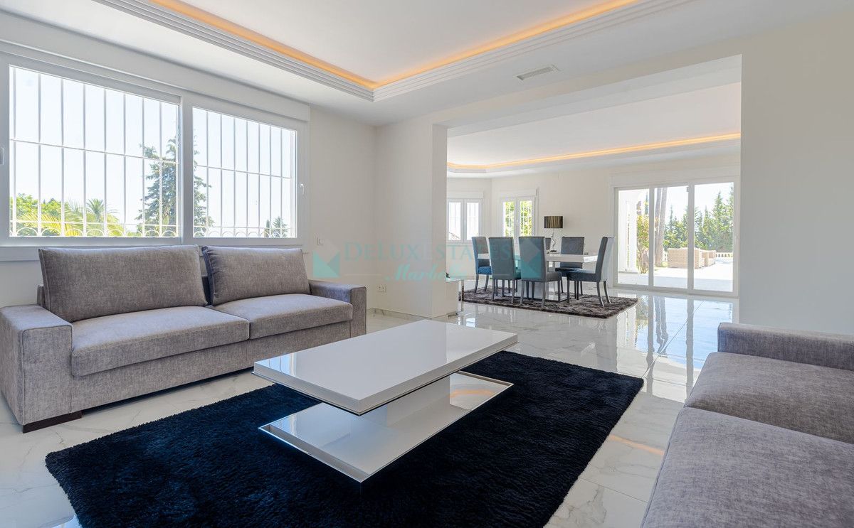 Villa en venta en El Paraiso, Estepona