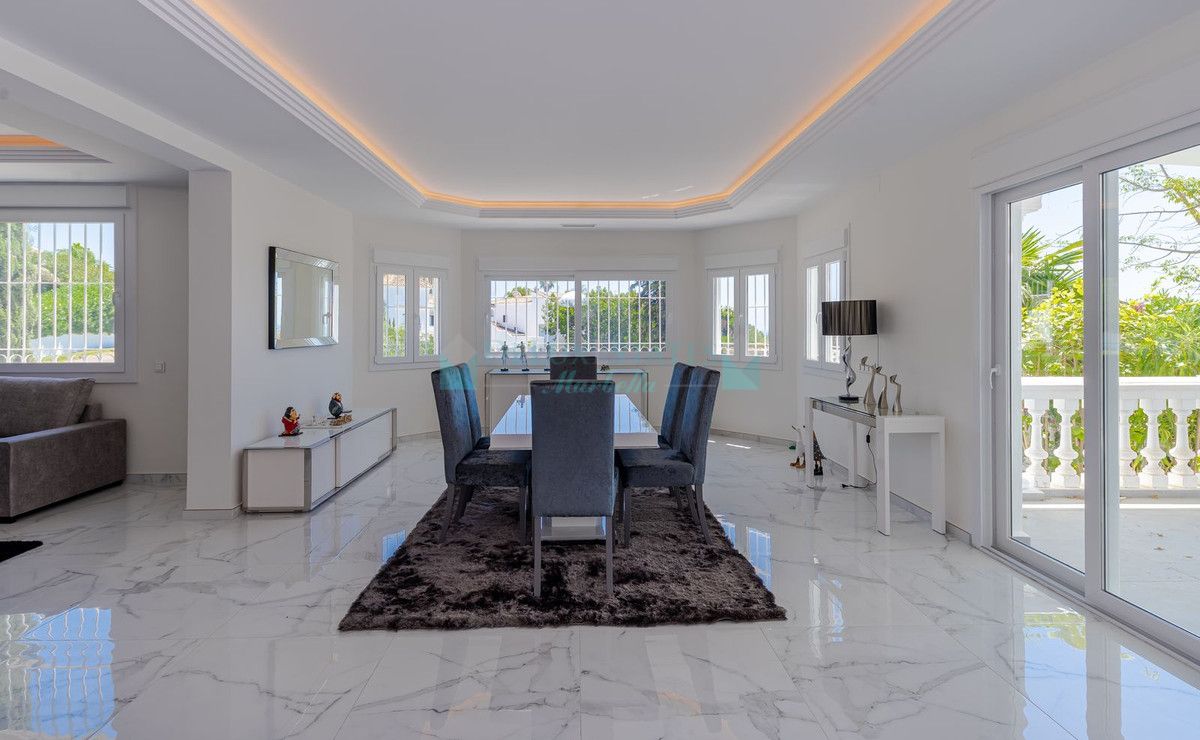 Villa en venta en El Paraiso, Estepona