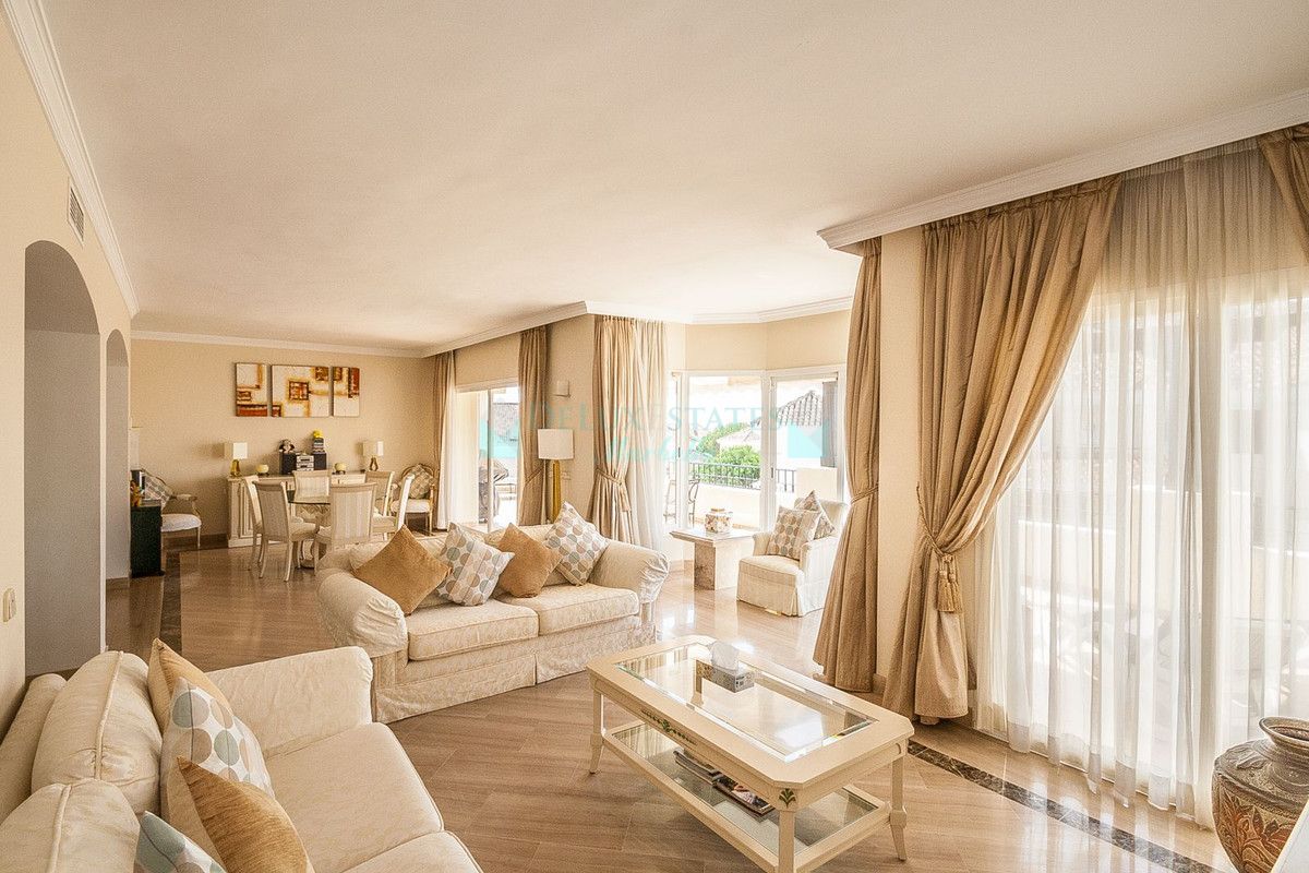 Ático en venta en Elviria, Marbella Este