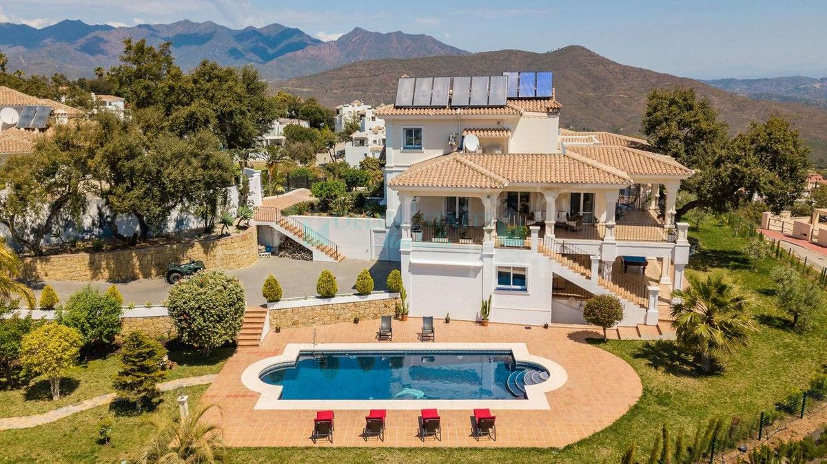 Villa for sale in La Mairena, Marbella East