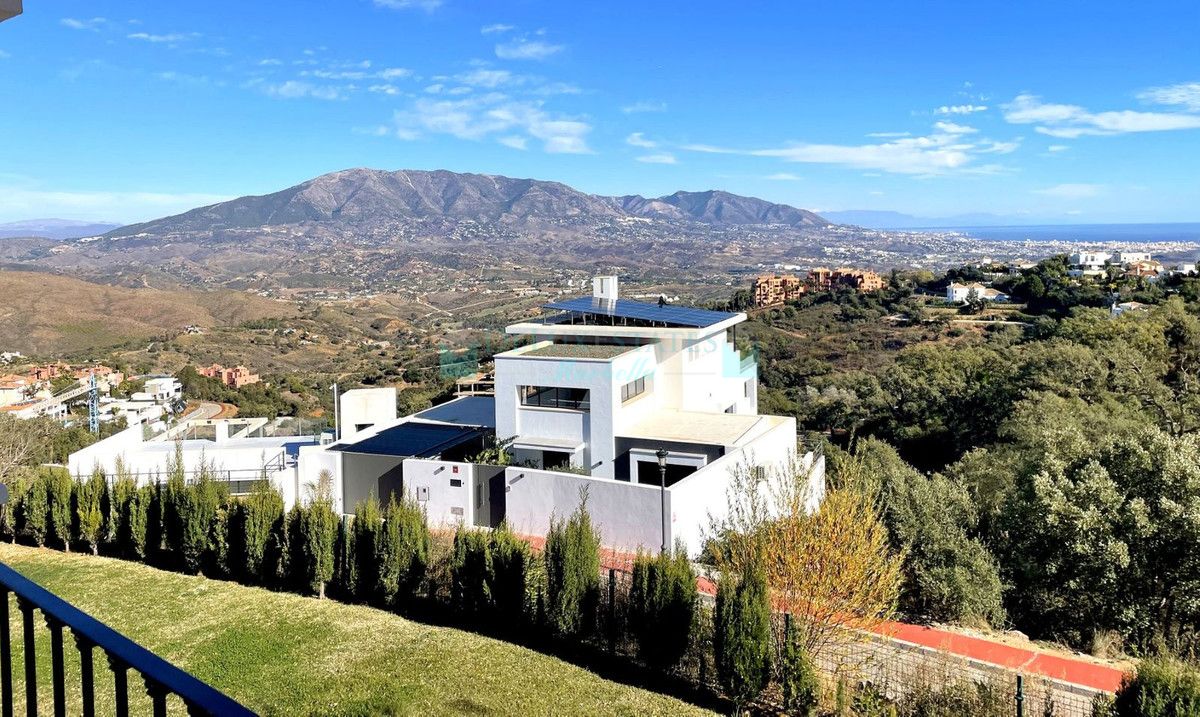 Villa for sale in La Mairena, Marbella East