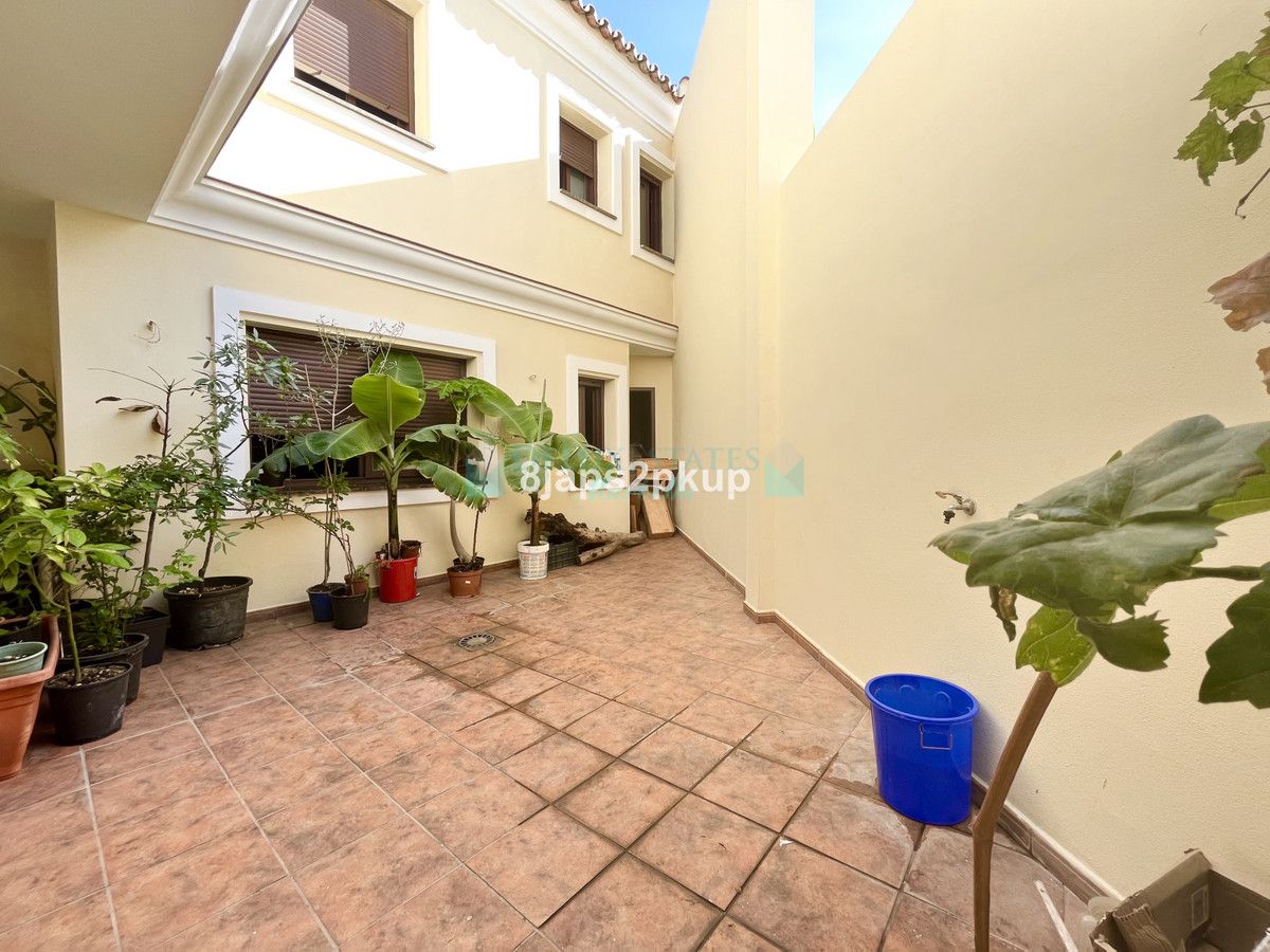 Town House for sale in Estepona