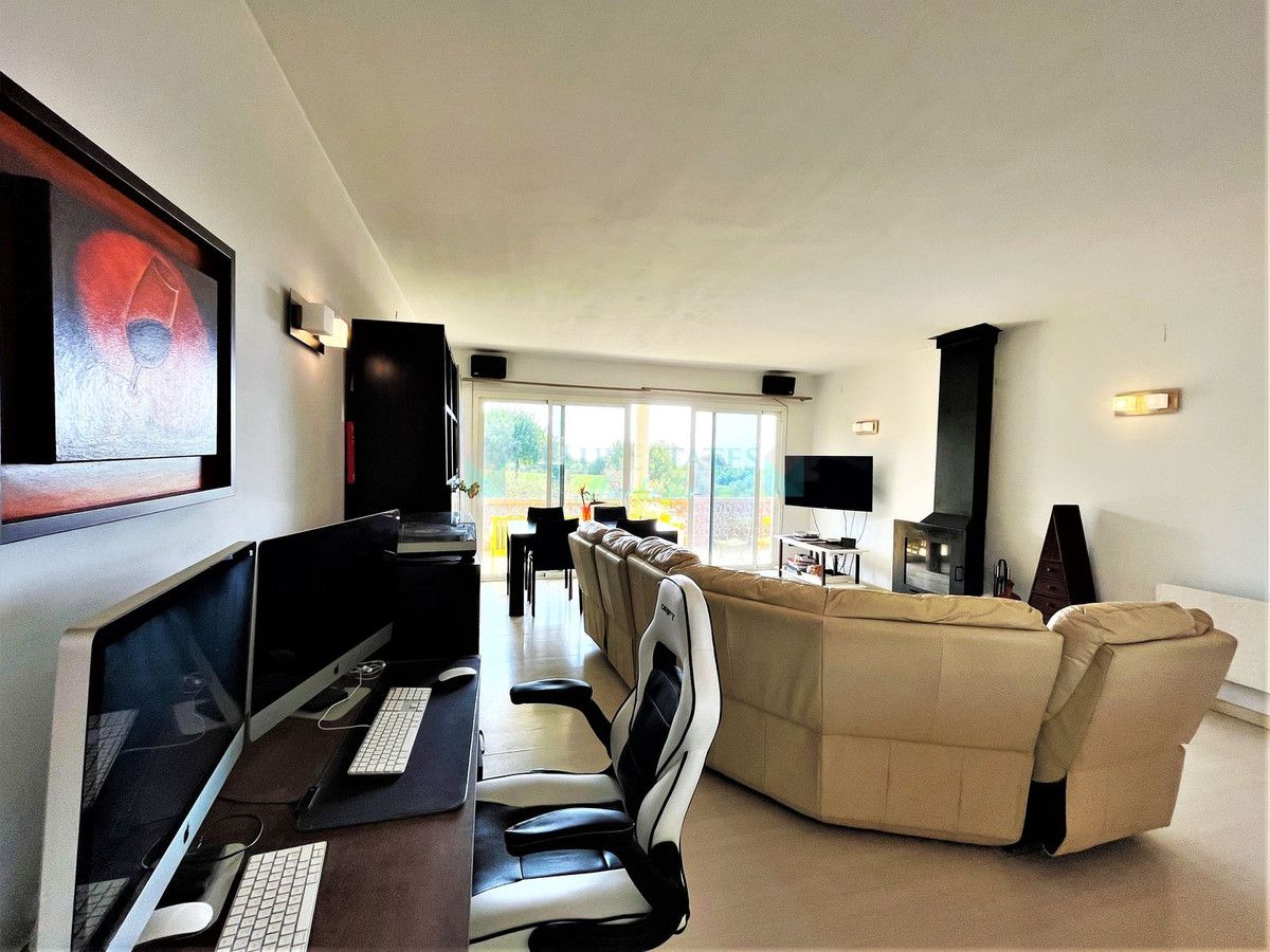 Villa for sale in Estepona