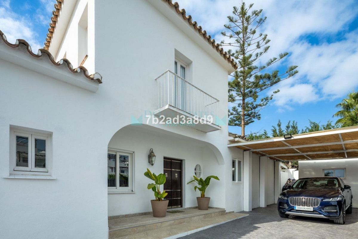 Villa for sale in New Golden Mile, Estepona