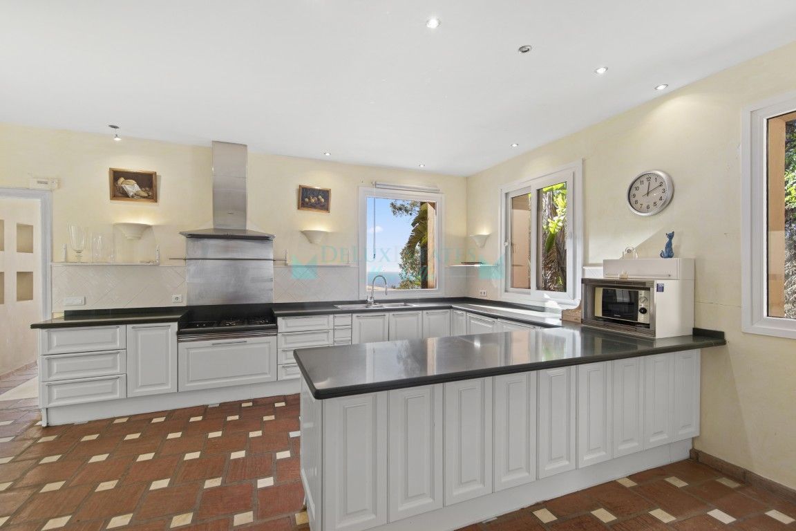 Villa for sale in La Mairena, Marbella East