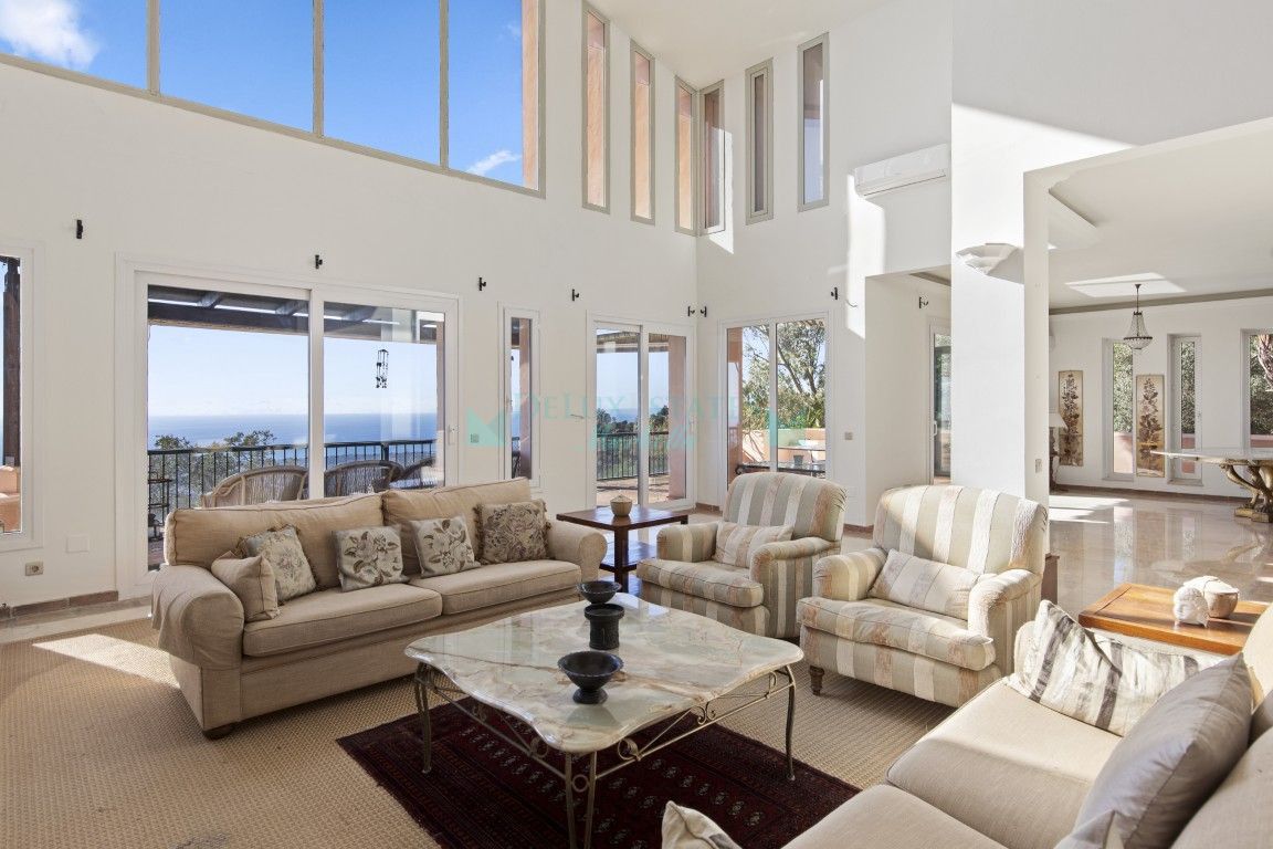 Villa for sale in La Mairena, Marbella East