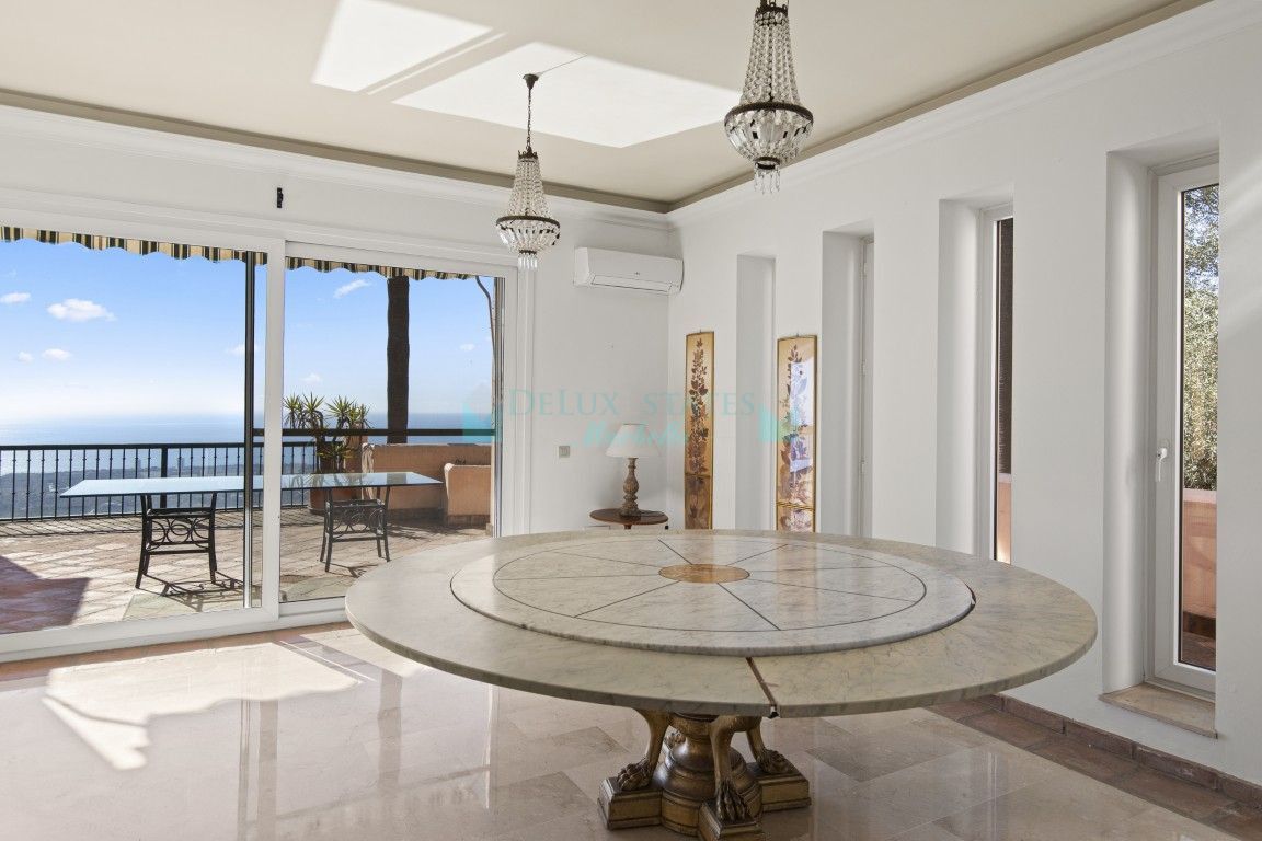 Villa for sale in La Mairena, Marbella East