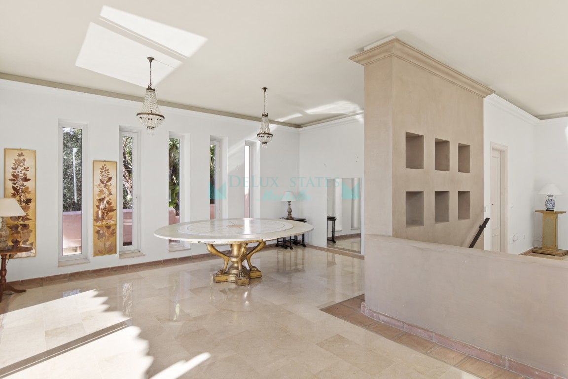 Villa for sale in La Mairena, Marbella East